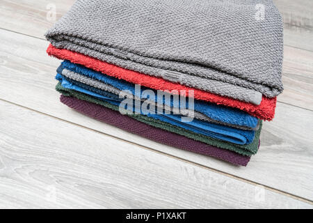 Die farbige Handtücher auf den Tisch gefaltet Stockfoto