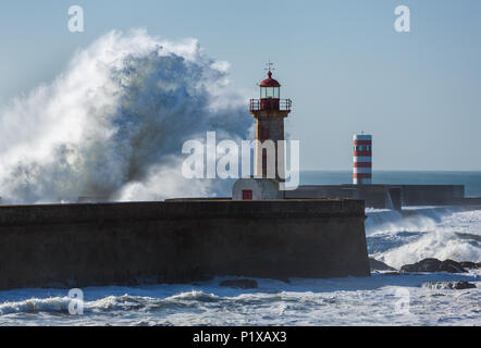 Wellen auf Leuchtturm in Foz Douro, Portugal Stockfoto