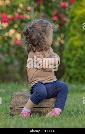 Hartnäckige kleine Mädchen outdoor Stockfoto