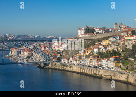 Blick auf die historische Innenstadt mit dem berühmten Ponte Dom Luiz Brücke in Porto, Portugal Stockfoto