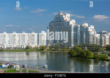 Minsk, Weißrussland - September 27, 2017: Blick auf die weißen Gebäude in der Innenstadt von Minsk, Nemiga Bezirk mit Blick auf den Fluss Swislotsch, Belarus. Stockfoto