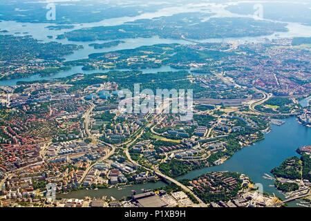 STOCKHOLM, Schweden - 1. JUNI 2018: Luftaufnahme über Solna Lidingo Schweden während an Bord den Flughafen Arlanda an einem sonnigen Tag und am 1. Juni20108 in Stockhol Stockfoto