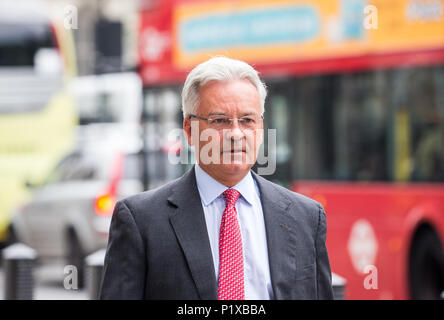 Alan Duncan MP, Staatsminister für Europa und Amerika, die Spaziergänge entlang der Whitehall in London Stockfoto