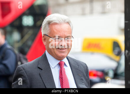 Alan Duncan MP, Staatsminister für Europa und Amerika, die Spaziergänge entlang der Whitehall in London Stockfoto