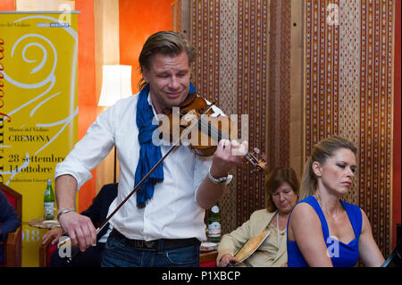 Italien, Lombardei, Mailand, Stradivari Festival von Cremona. Geiger Kirill Troussov und seine Schwester Pianistin Alexandra Troussova ein Stück Musik. Stockfoto