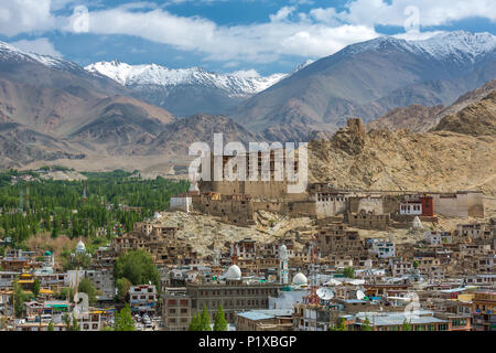 Schönen Blick auf Leh Stadt und Grün Indus Tal mit dem Leh Palast in der Mitte, Jammu und Kaschmir, Indien. Stockfoto