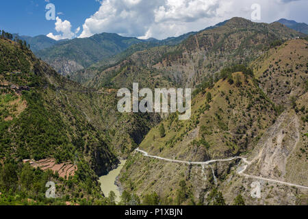 Berglandschaft Ansicht von der Straße von Jammu nach Srinagar in Jammu und Kaschmir im nördlichen Indien Stockfoto