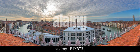 Panoramablick auf den berühmten Canal Grande in Venedig, Italien. Stockfoto