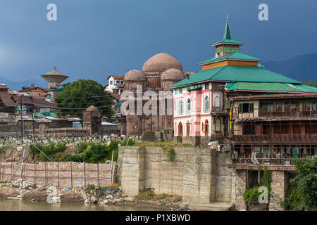 Srinagar, Indien - 15. Juni 2017: Riverside Blick auf Altstadt Srinagar von einer der Brücken über den Fluss Jhelum, Jammu und Kaschmir, Indien. Stockfoto