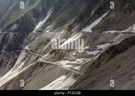 Der Verkehr auf der Zojila Pass zwischen Srinagar und Kargil in Jammu und Kaschmir, Indien Stockfoto