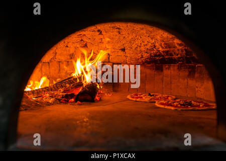 Original neapolitanische Pizza Margherita in einem traditionellen Holzofen in Neapel, Italien Stockfoto