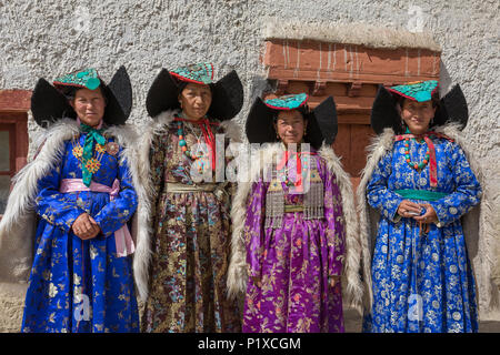 Lamayuru, Indien - 19. Juni 2017: Unbekannter Zanskari Frauen, ethnische Kostüme und traditionellen Ladakhi Kopfschmuck mit Türkis genannt Pe Stockfoto