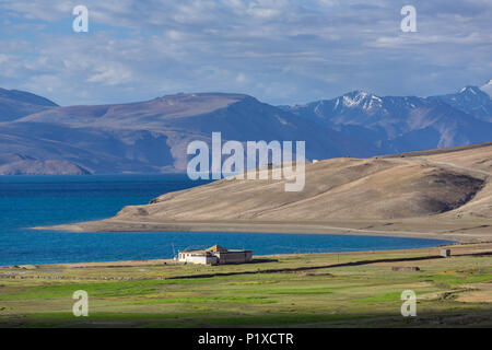 Buddhistisches Kloster bei Tso Moriri See in der Nähe von Karzok Dorf in Changtang Plateau, Ladakh, Indien Stockfoto