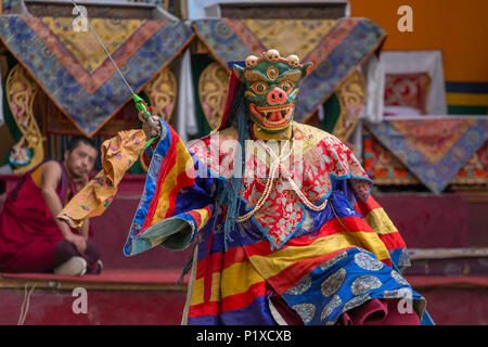 Lamayuru, Indien - 21. Juni 2017: Unbekannter Mönch in Maske Durchführen einer religiösen maskiert und kostümiert Geheimnis Tanz des Tibetischen Buddhismus während der Yuru K Stockfoto