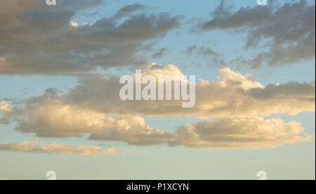 Sanfte Himmel Hintergrund bei Sonnenuntergang, natürliche Farben, können für den Hintergrund verwenden Stockfoto