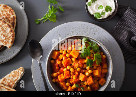 Süße Kartoffeln und Kichererbsen curry mit Naan Brot Stockfoto