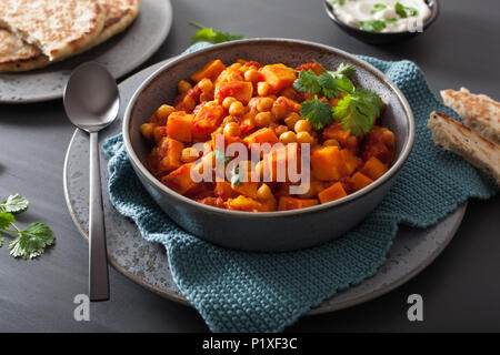 Süße Kartoffeln und Kichererbsen curry mit Naan Brot Stockfoto