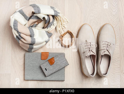 Frauen flach Kleidung Schuhe, Schal, Armband, Tablet, smartlphone. Fashion blog, Kleidung, Shopping Stockfoto