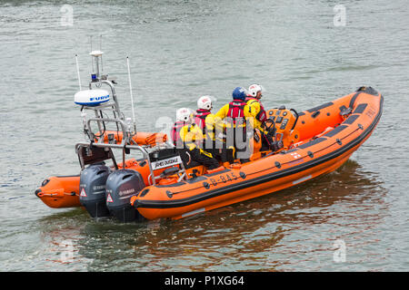 RNLI Royal National Lifeboat Institution, Crew im Beiboot auf den Hafen von Poole Poole, Dorset, England Großbritannien im Juni Stockfoto