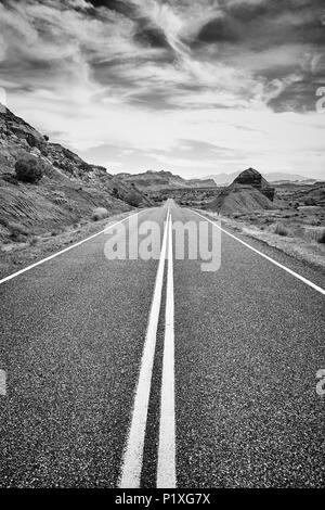 Schwarz-weiß Bild von einer verlassenen Straße, Capitol Reef National Park, Utah, USA. Stockfoto