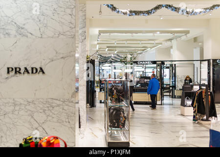 AMSTERDAM, NIEDERLANDE - 14 NOVEMBER 2017: Menschen Shopping für Mode Produkte In luxuriösen Mall Downtown Amsterdam City Stockfoto