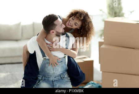 Frau und Mann sind glücklich, ein neues Haus zu ziehen. Stockfoto