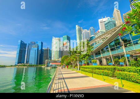 Singapur - 28. April 2018: Marina Bay Promenade an einem schönen sonnigen Tag mit blauen Himmel. Fullerton Pavillon Glaskuppel und Central Business District o Stockfoto