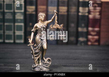 Recht und Gerechtigkeit, der Gerechtigkeit, der Justitia, Dame, Justiz, Recht, Gesetz Bücher im Hintergrund. Stockfoto
