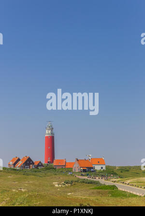 Rote Leuchtturm und Häuser in den Dünen von Texel, Niederlande Stockfoto