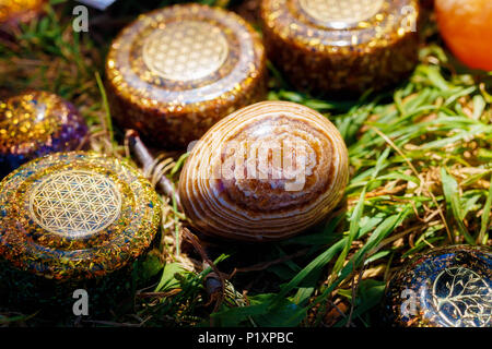 Halbedelsteine und orgonits mit Blume des Lebens Muster Stockfoto