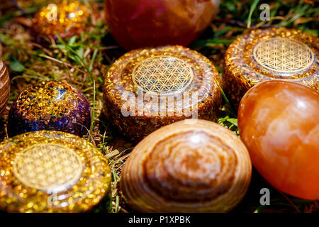 Halbedelsteine und orgonits mit Blume des Lebens Muster Stockfoto