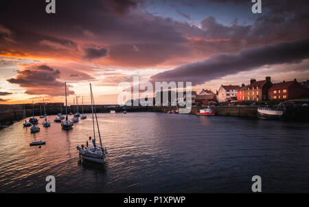 Primeras luces en el puerto de Dunbar Stockfoto