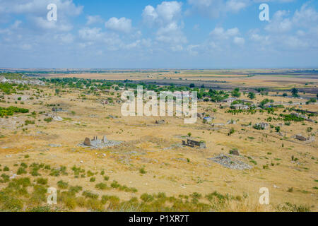 Verlassene und zerstörte Häuser durch die Tigranakert schloss, Bergkarabach, Republik Arzach Stockfoto