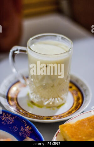 Doogh, Ayran oder Tan, Getränk aus Joghurt mit Salz in Restaurant in Bergkarabach, Republik Arzach serviert. Stockfoto