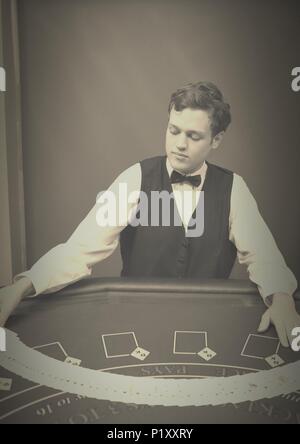 Croupier scharren Karten Stockfoto