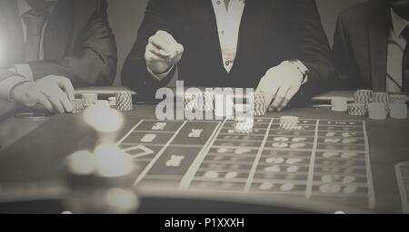 Menschen spielen im Casino Stockfoto