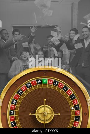 Roulette Rad mit einer Gruppe von Menschen feiern. Stockfoto