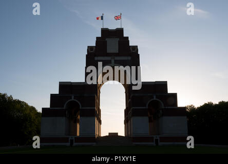 Thiepval Gedenkstätte für die Fehlende der Somme bei Sonnenuntergang Stockfoto