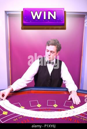 Win Taste und Croupier scharren Karten Stockfoto