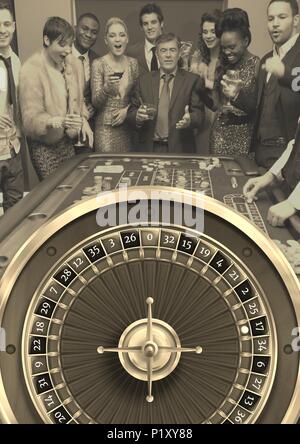 Gruppe von Menschen spielen casino roulette spiel Stockfoto