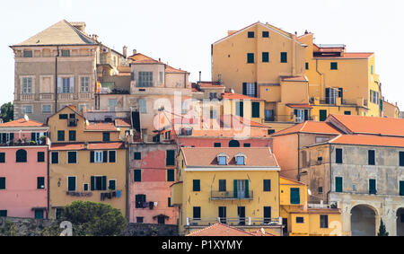 Vorderansicht der alten ligurischen Häuser in der Stadt Imperia Porto Maurizio. Stockfoto