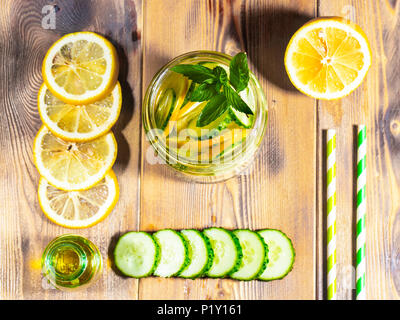 Limonade mit Gurke, Zitrone und Minze auf einer hölzernen Hintergrund. Stockfoto