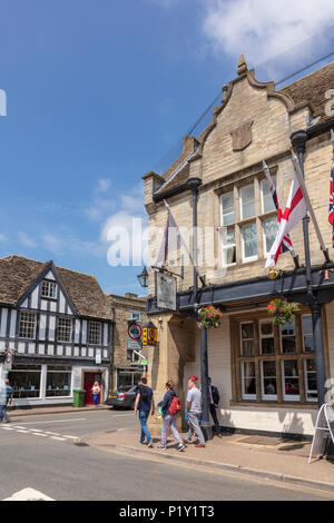 Die Marktgemeinde Tetbury auf einer belebten Samstag Sommer Tag, Besucher Pass The Snooty Fox Pub, Gloucestershire, VEREINIGTES KÖNIGREICH Stockfoto