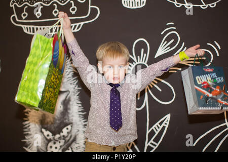 Belarus, Gomel, 6. Februar 2018. Children's Entertainment Center im SB-Warenhaus. Kinder Urlaub. fröhlichen kleinen Jungen mit Geschenken Stockfoto