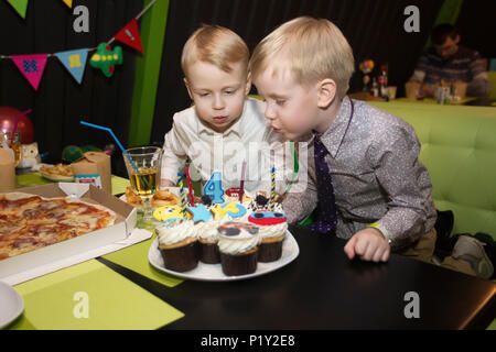 Belarus, Gomel, 6. Februar 2018. Children's Entertainment Center im SB-Warenhaus. Kinder Urlaub. Junge ausblasen Kerzen auf der Geburtstagstorte Stockfoto