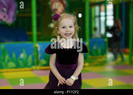 Belarus, Gomel, 6. Februar 2018. Children's Entertainment Center im SB-Warenhaus. Kinder Urlaub. freudigen Jubel kleines Mädchen in den Play cente Stockfoto