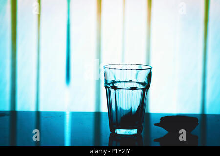 Glas mit Tee und Wasser Heizung tank Silhouette Stockfoto