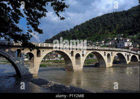 Berat, Albanien, der Ura e Gorices über den Osum Stockfoto