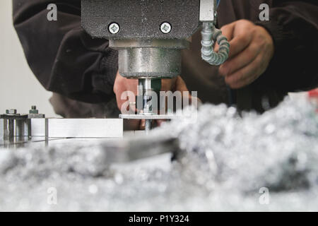 Arbeitnehmer männlichen Händen arbeiten an der Produktion im Werk von Drehmaschinen Stockfoto