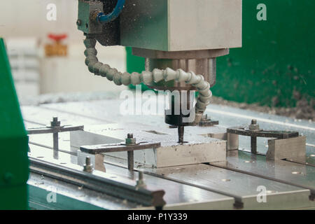 Bearbeitung von Metallteilen mit CNC-Maschine im Werk mit Drehmaschinen Stockfoto